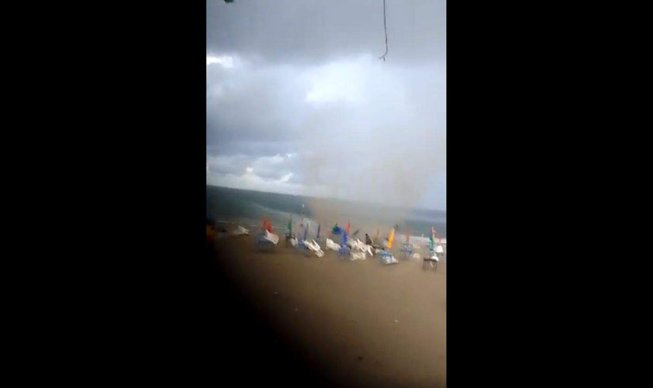 Tromba marina, improvvisamente si sposta verso i bagnanti in Messico. Video