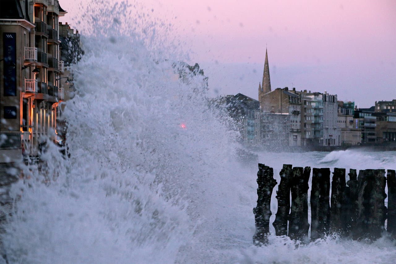 Francia, la prima tempesta. Onde alte 13 metri. Video meteo