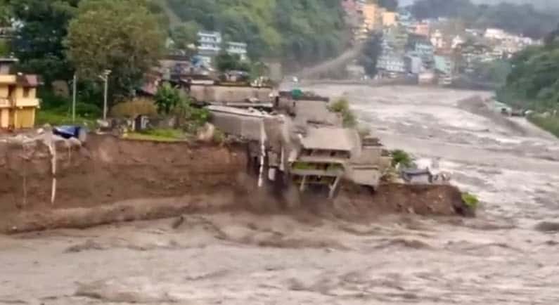 Monsone devastante nel Nepal. Alluvioni, frane e ancora vittime. Video meteo