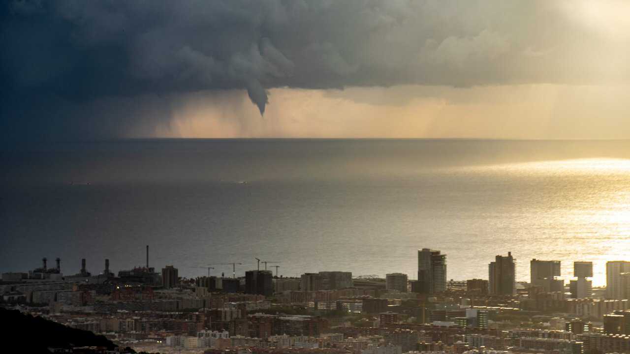 Tempesta con tromba Marina in arrivo a Barcellona. Foto