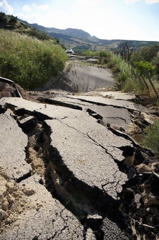Terremoto in Papua Nuova Guinea orientale: si aprono voragini nelle strade, panico