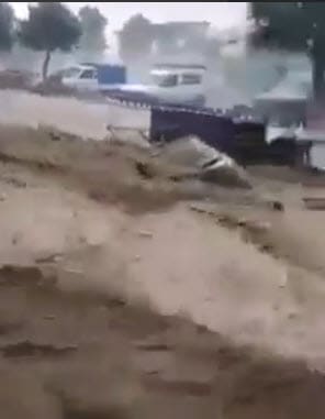 Forti piogge e inondazioni nella città di Fez. Marocco. Video meteo