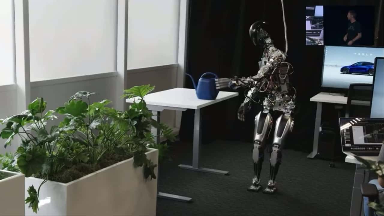 Elon Musk presenta Optimus, l’umanoide di Tesla