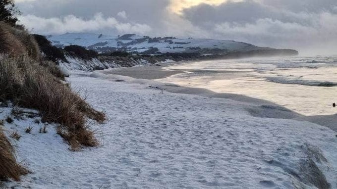 Nevica ormai in avanzata Primavera in Nuova Zelanda sulla costa. Video meteo