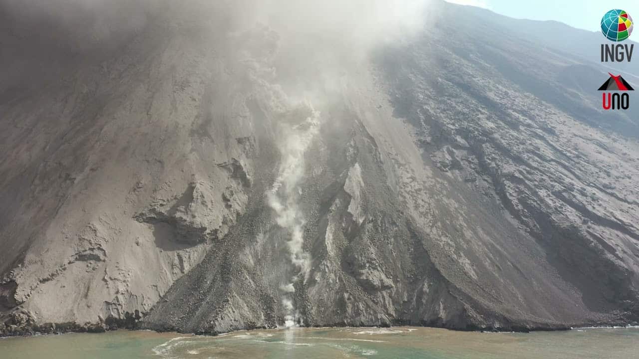 Stromboli ripreso dal drone. Eruzione piroclastica si tutta in mare