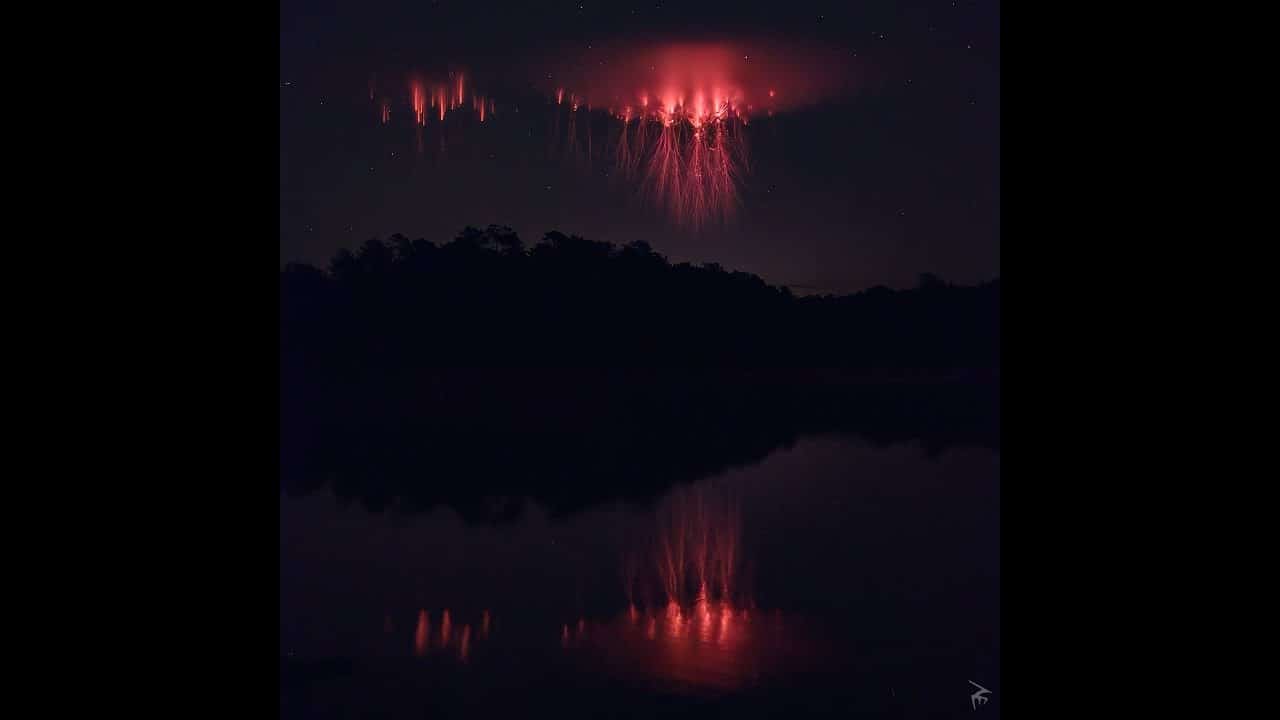 Tempesta di fulmini spiritelli rossi in Francia. Video meteo