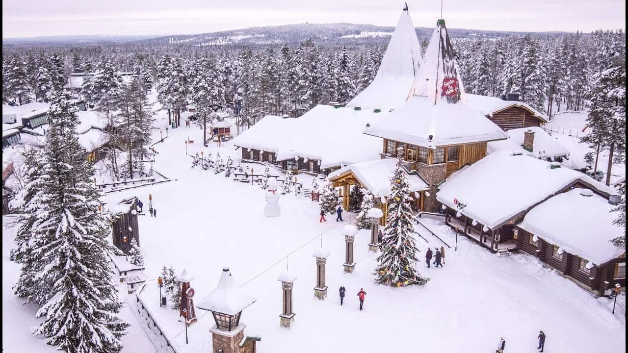 Villaggio di Babbo Natale in aereo Rovaniemi Lapponia Finlandia. Video