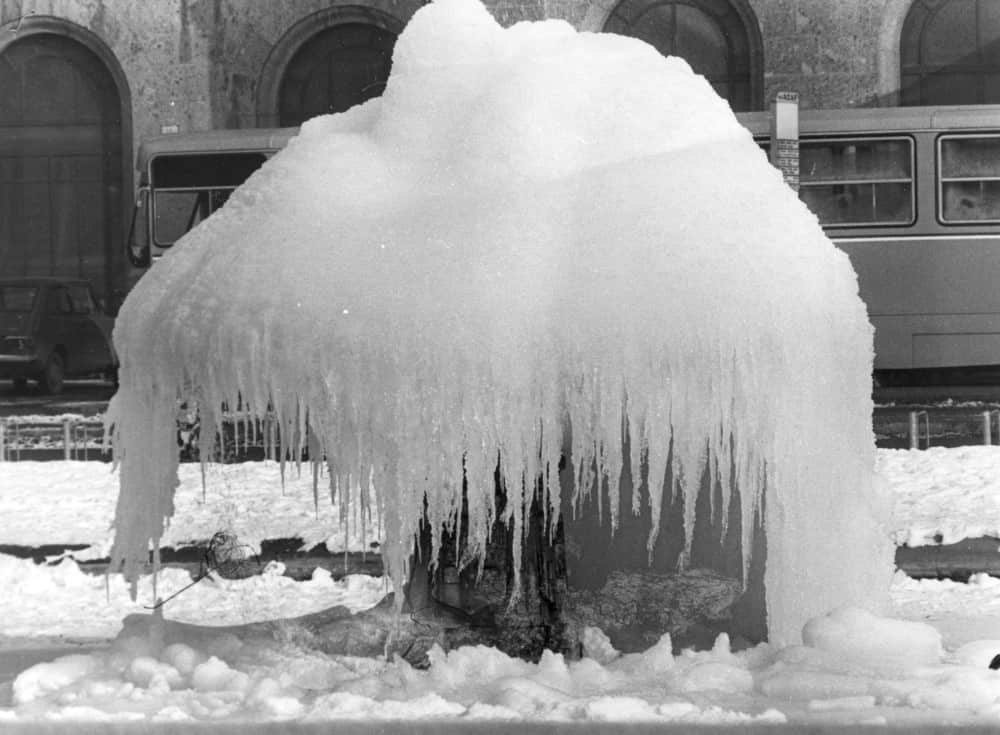 1985 01 13 Neve a Piacenza fontana ghiacciata nel piazzale della Stazione 1000