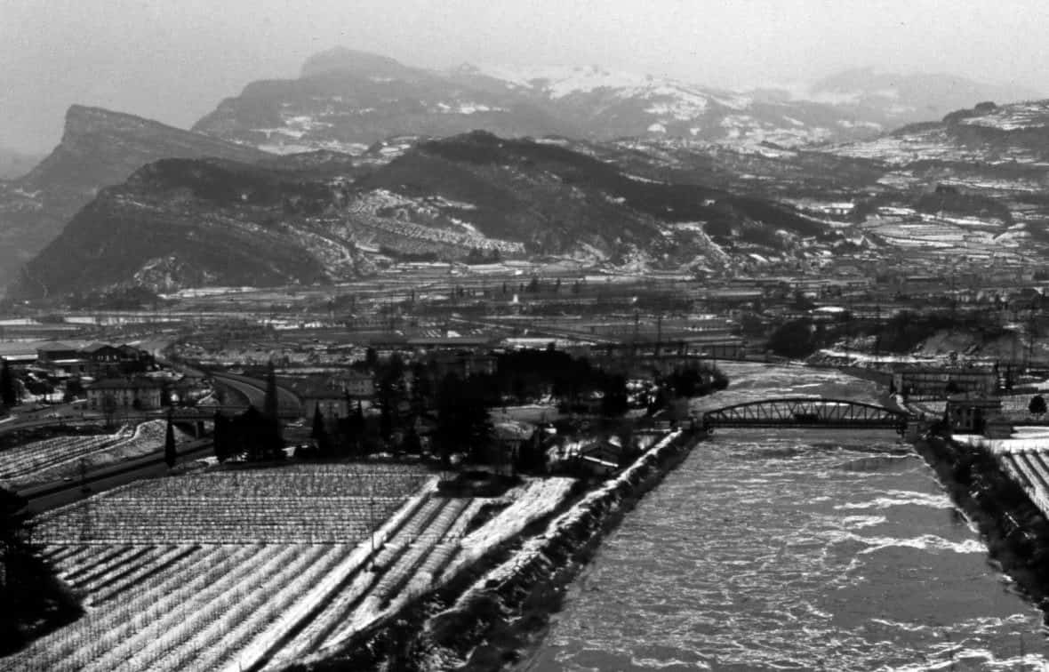 55839 Il fiume Adige ghiacciato a Rovereto nel gennaio 1985.