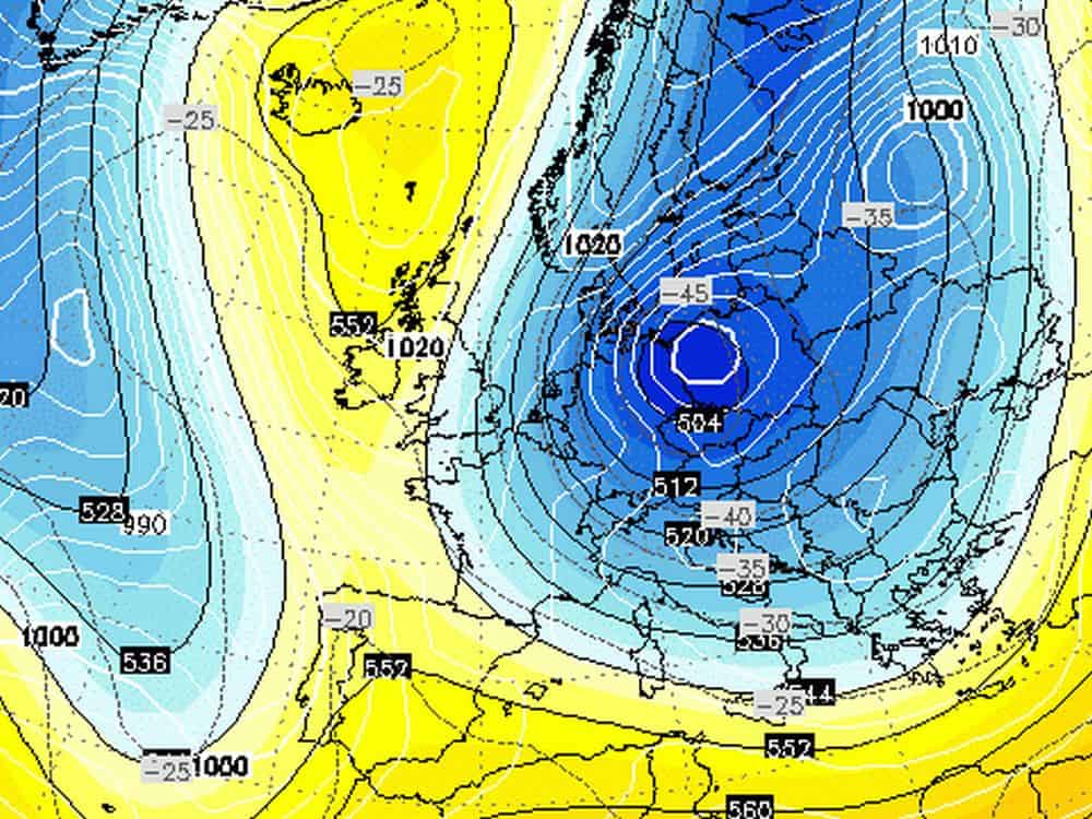 Il 4 gennaio dalla mappa a 500 hPa si evince lo spostamento verso sud del fronte artico, con l’aria fredda ormai addossata al crinale alpino settentrionale