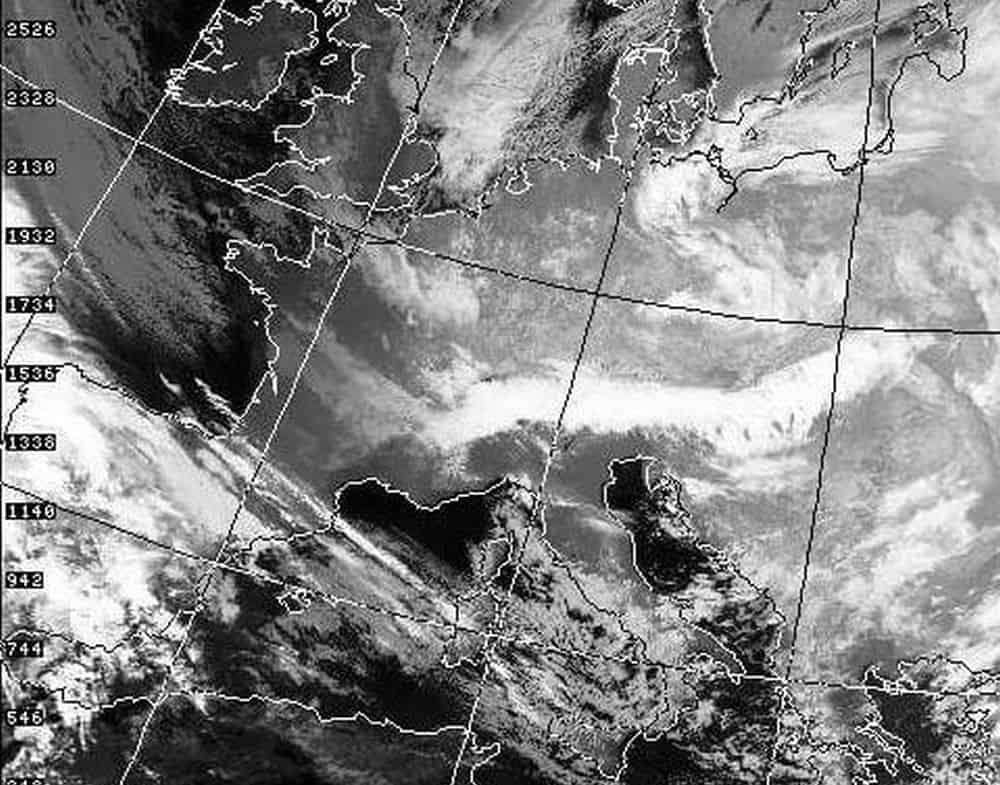 Immagine satellitare del 4 gennaio 1985 col fronte freddo adagiato sulle Alpi