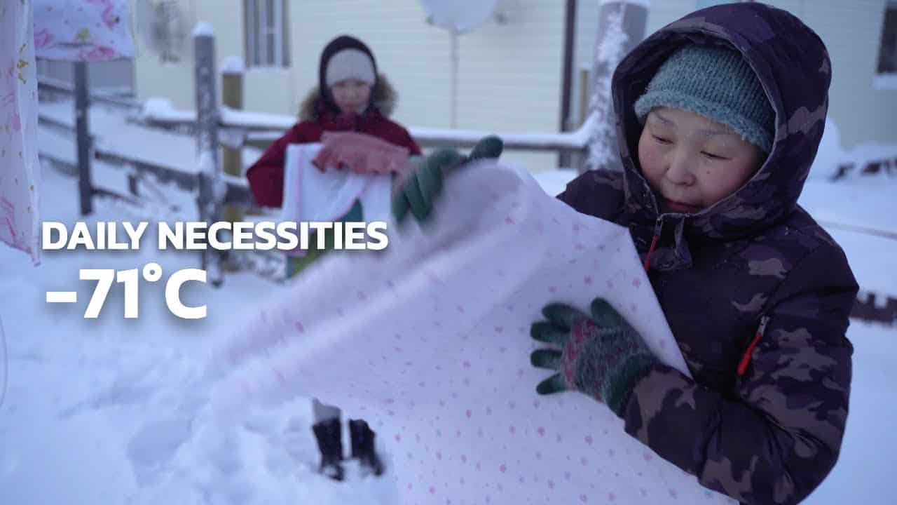 Siberia, come lavare i panni in casa con temperature sino a -70 gradi. Video