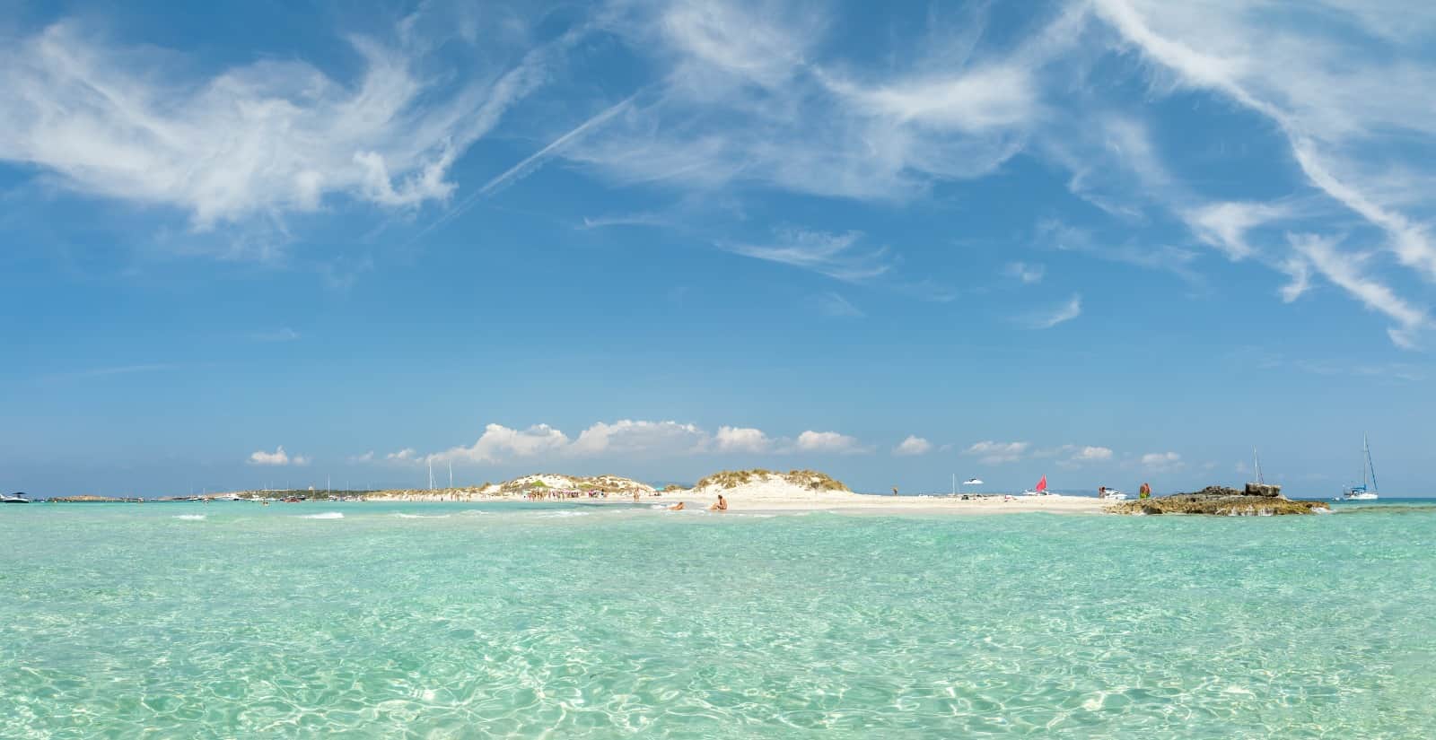Vi portiamo sull’isola incantata di Espalmador: le spiagge da sogno e un clima da favola!