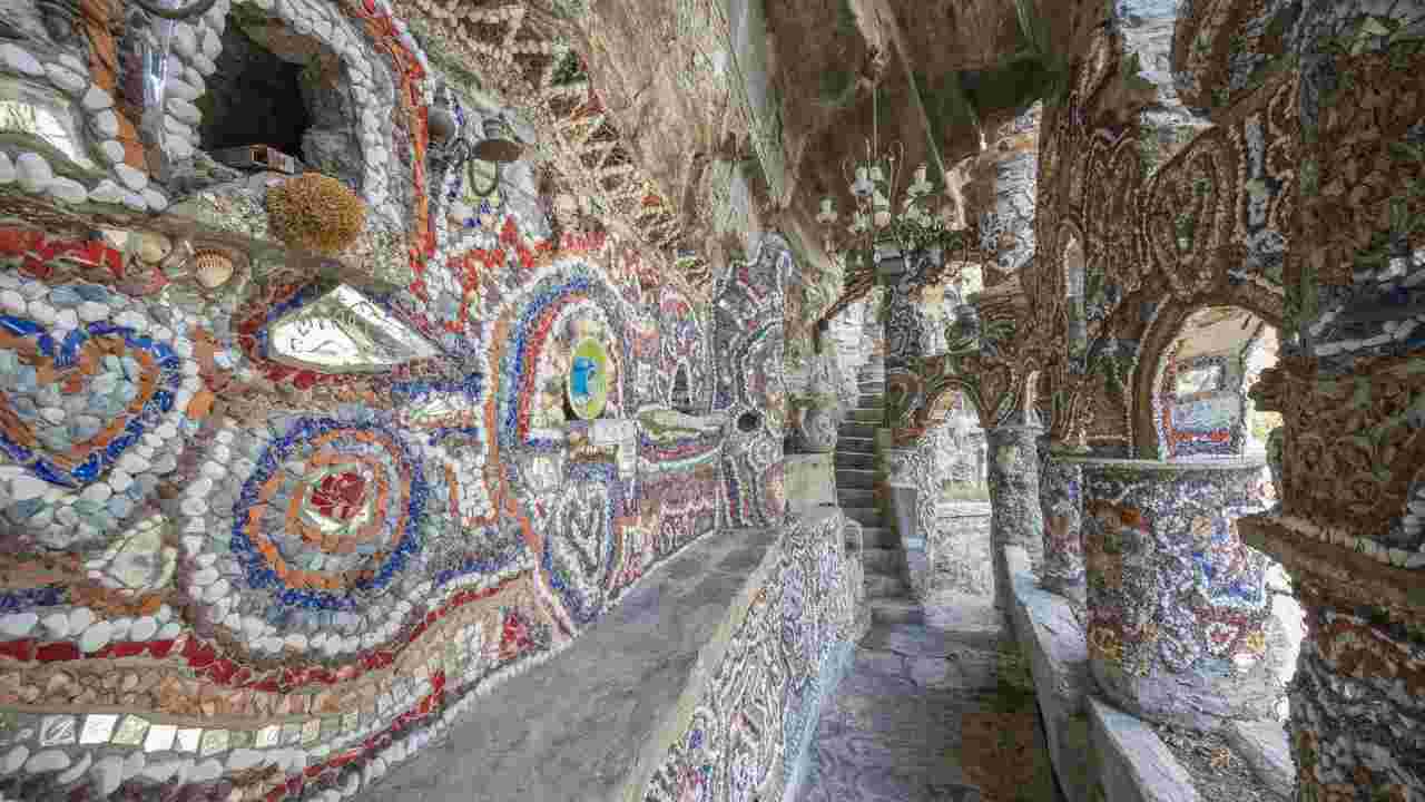 Magico e stupefacente Castello incastonato nella roccia: ricco di colori e mosaici