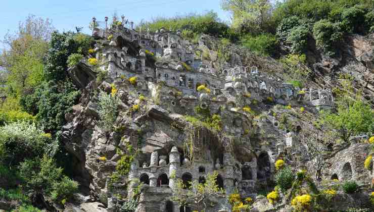 Il castello incastonato nella roccia1