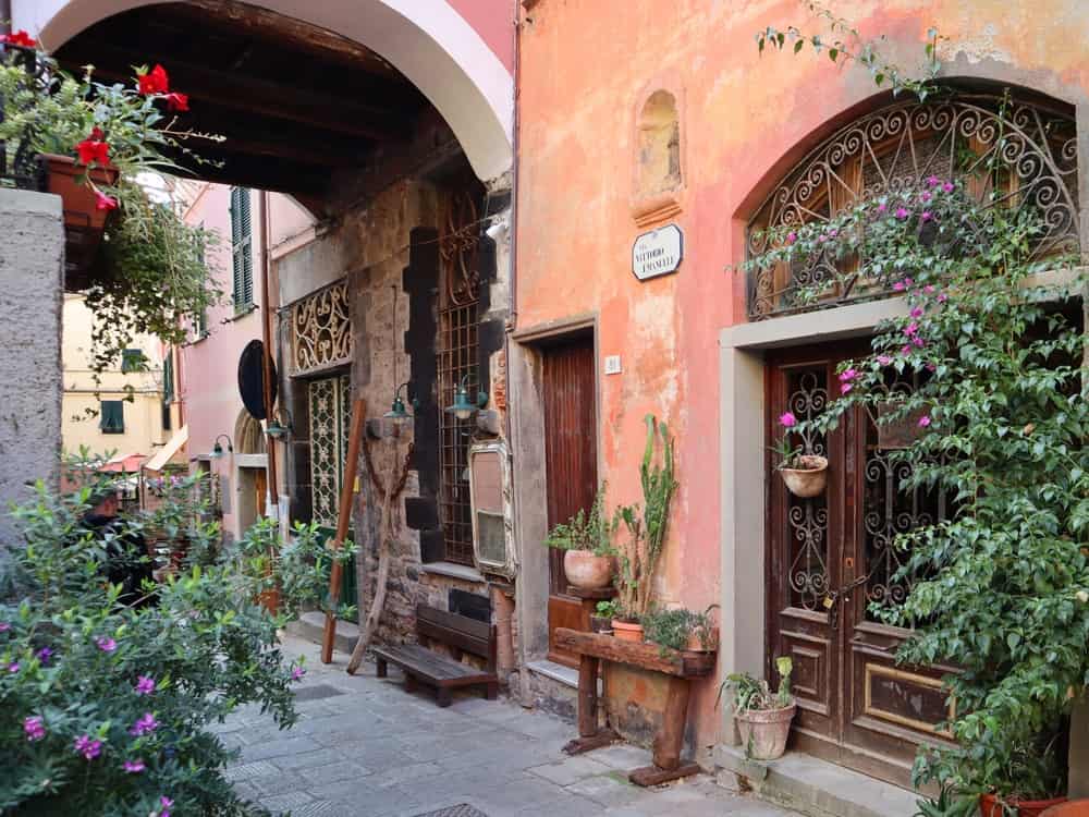 Il borgo incantato: passeggiando a picco sul mare, glicini e bouganville in un’atmosfera affascinante