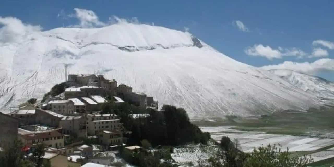 Lo scenario dalle parvenze invernali del 31 Maggio 2013 del borgo di Castelluccio di Norcia, con sullo sfondo il Monte Vettore