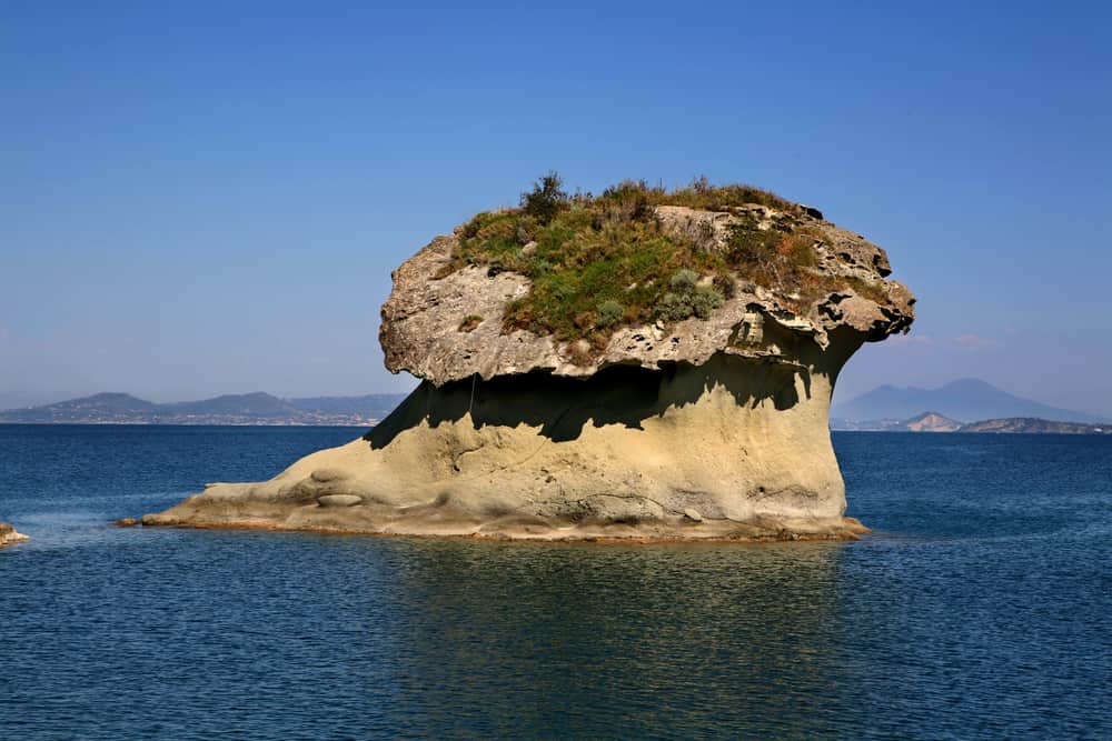 Un gioiello nascosto nel Mar Tirreno: l’incanto di un’isoletta fungiforme – Scopriamo dove si trova