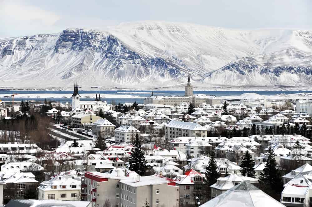 Meteo: rara nevicata a Reykjavik, forti grandinate in Texas e Florida