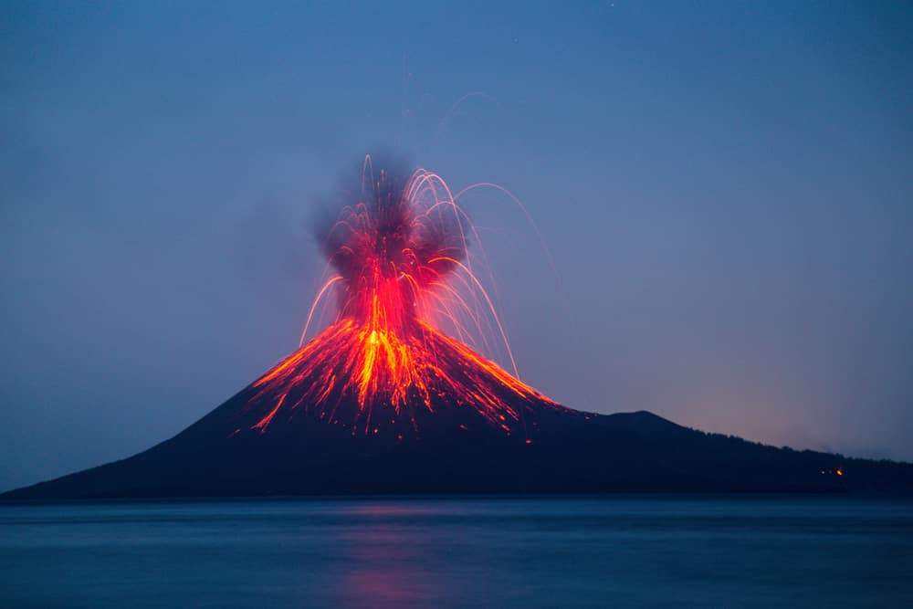 Eruzione di alto livello al vulcano Bagana, Papua Nuova Guinea, colonna di cenere fino a 16,4 km