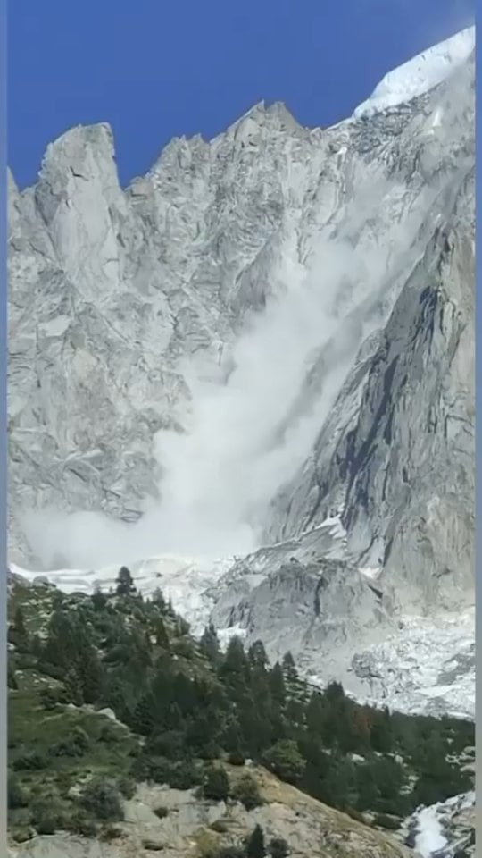Monte Bianco, video del distacco devastante di roccia e ghiaccio