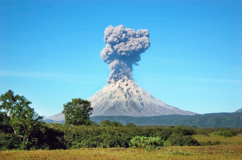 Emissioni massicce di cenere dal vulcano Shishaldin, codice rosso per l’aviazione, Alaska