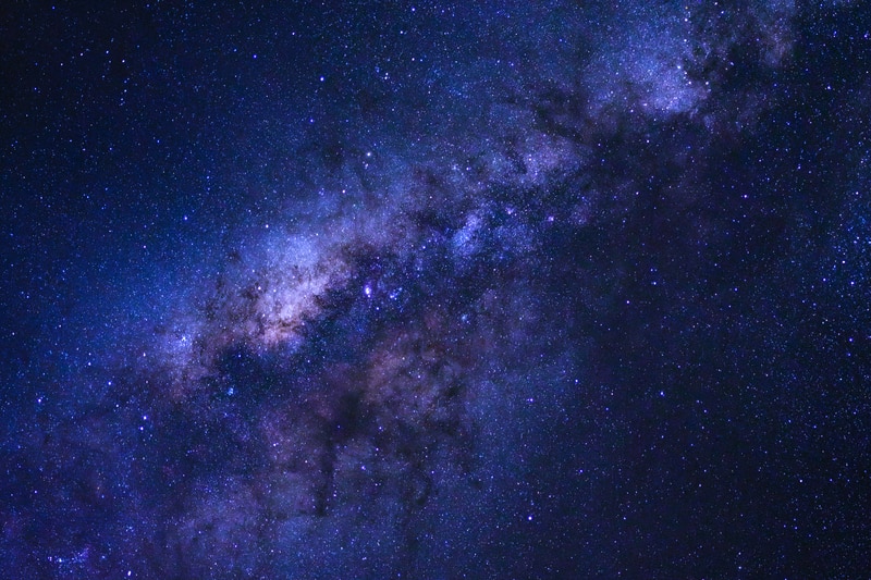 Galassie Spettrali: Lo Sguardo di Hubble nell’Etereo NGC 6684
