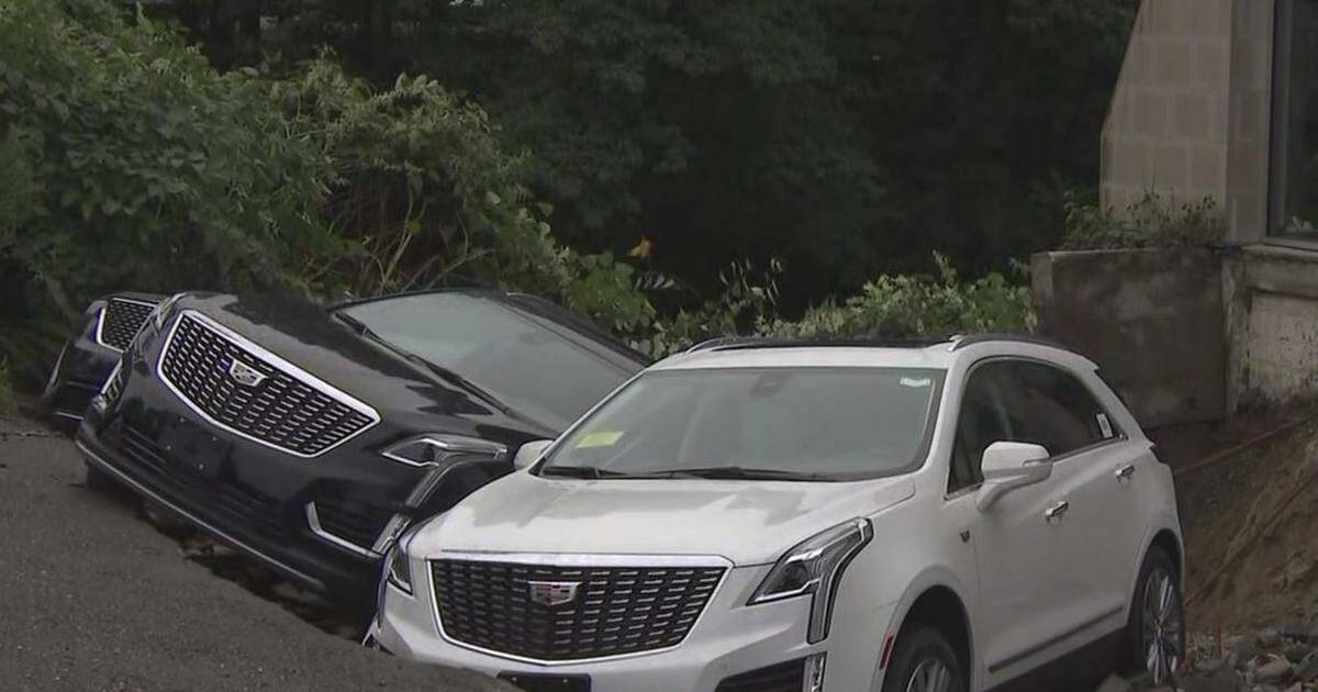 Un voragine in Massachusetts inghiotte 3⁢ Cadillac durante alluvione improvvisa