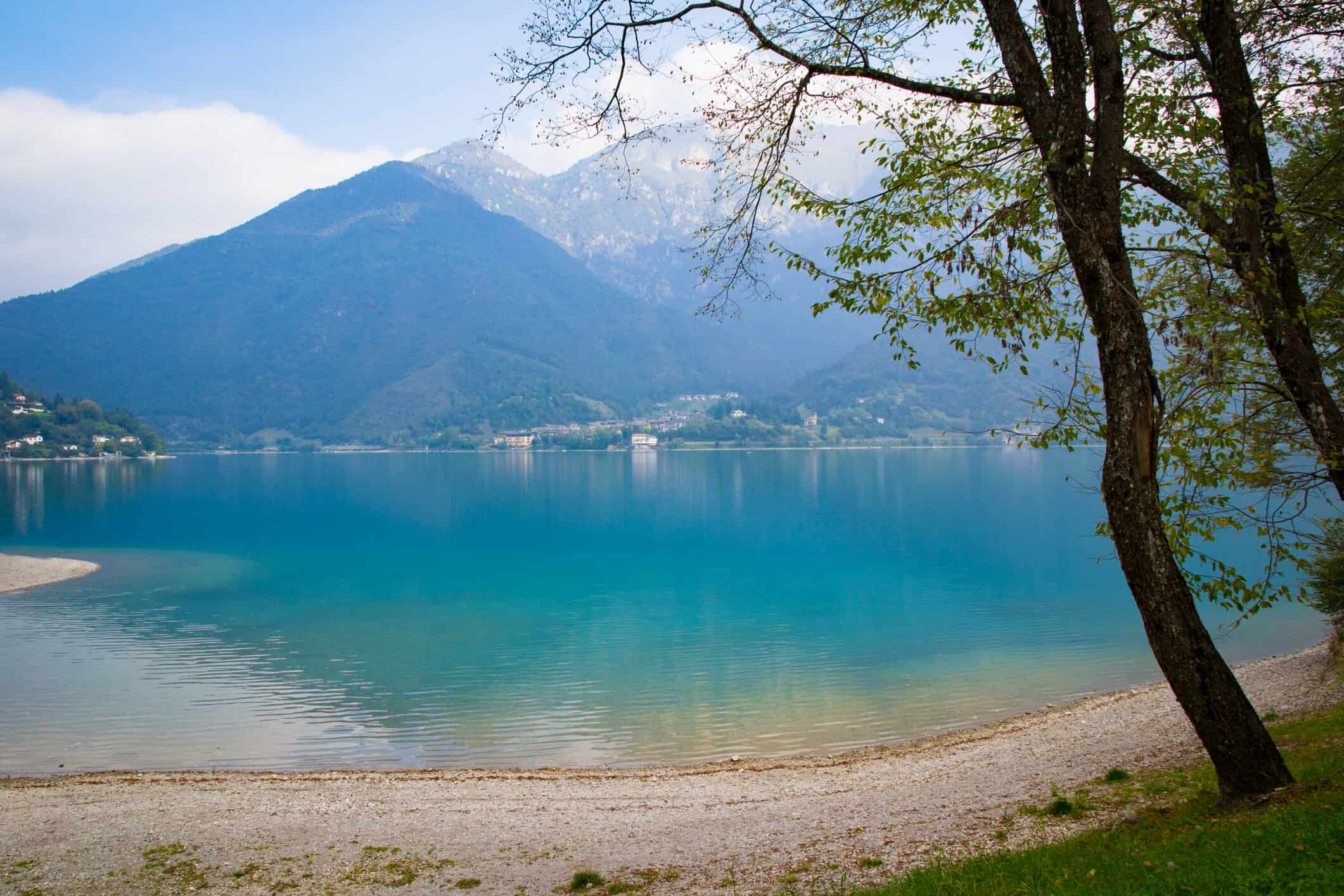 Scopri il Lago di Ledro: attrazioni imperdibili e percorsi suggestivi