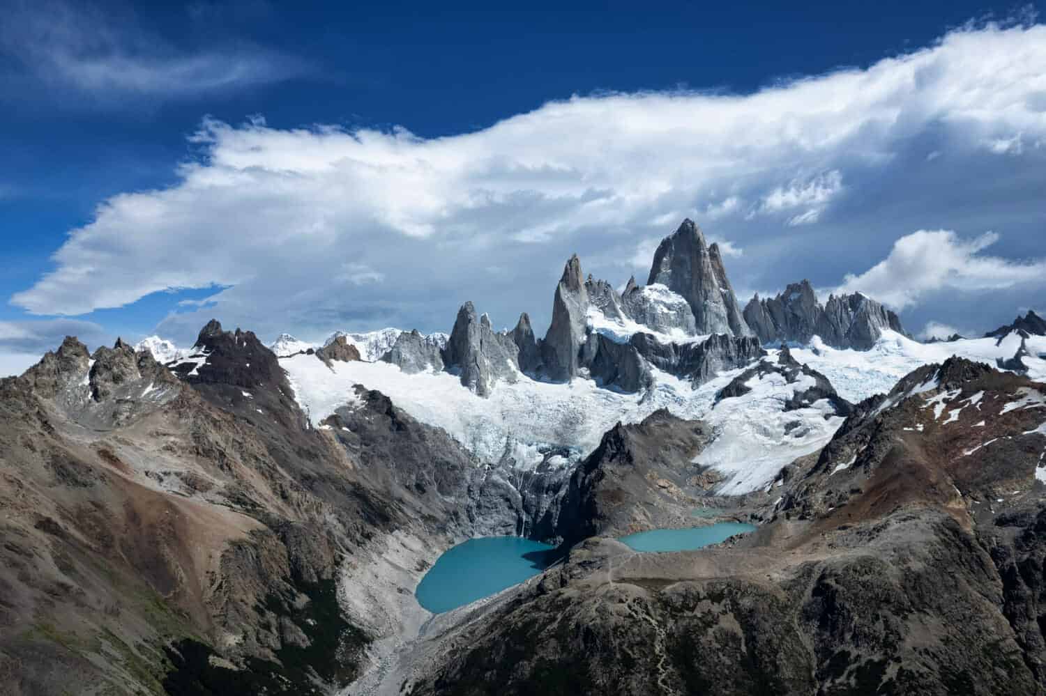 bella montagna coperta di neve