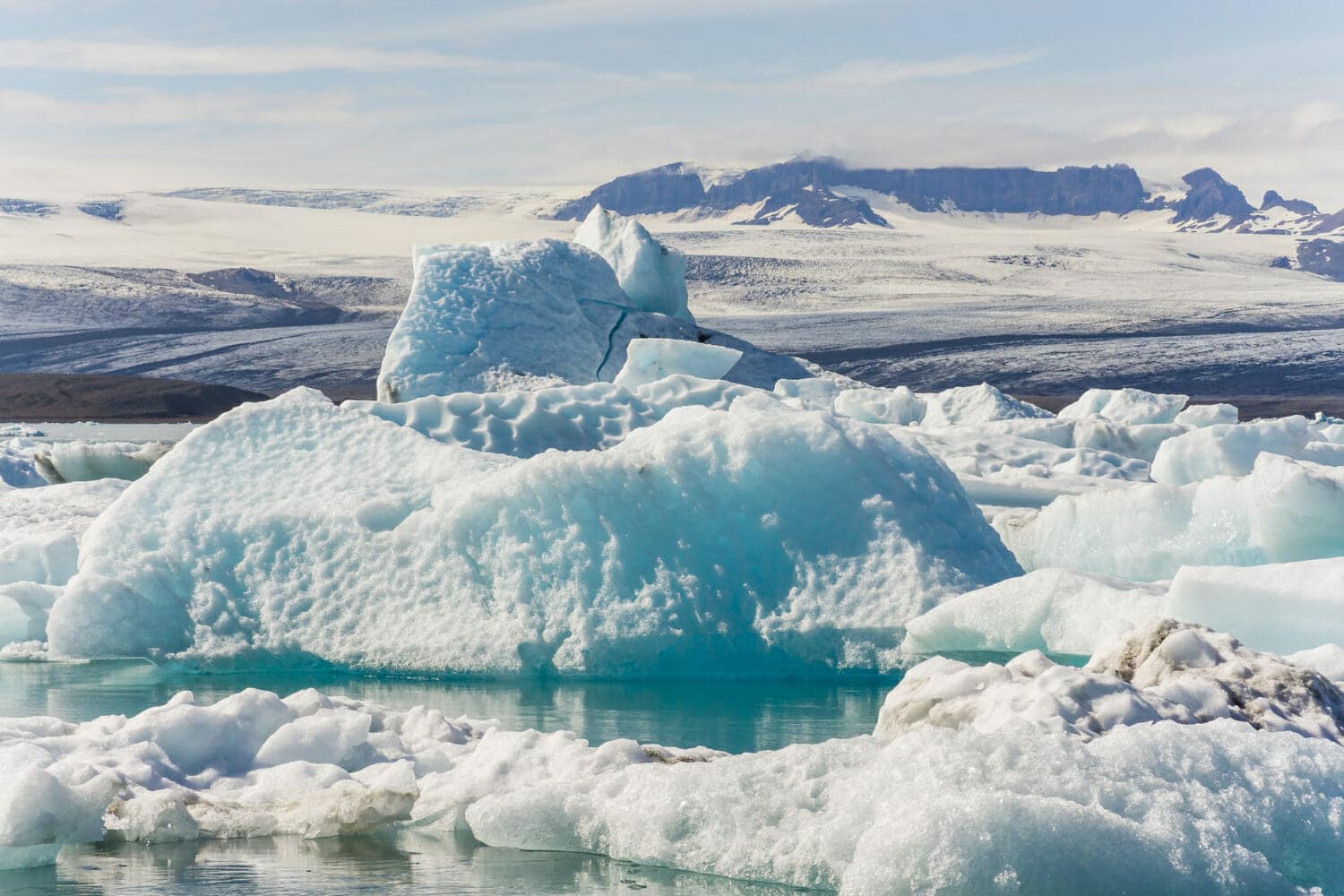 bellissimo colpo di iceberg con montagne innevate sullo sfondo