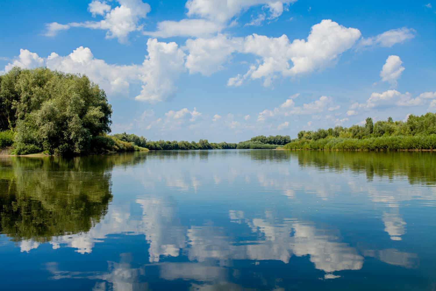 bello cielo blu contro il fiume le nuvole vengono visualizzate in acque calme all orizzonte la riva verde del dniester luogo per la pesca
