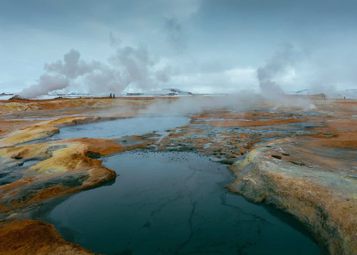 bello colpo di piccoli laghi in un campo roccioso