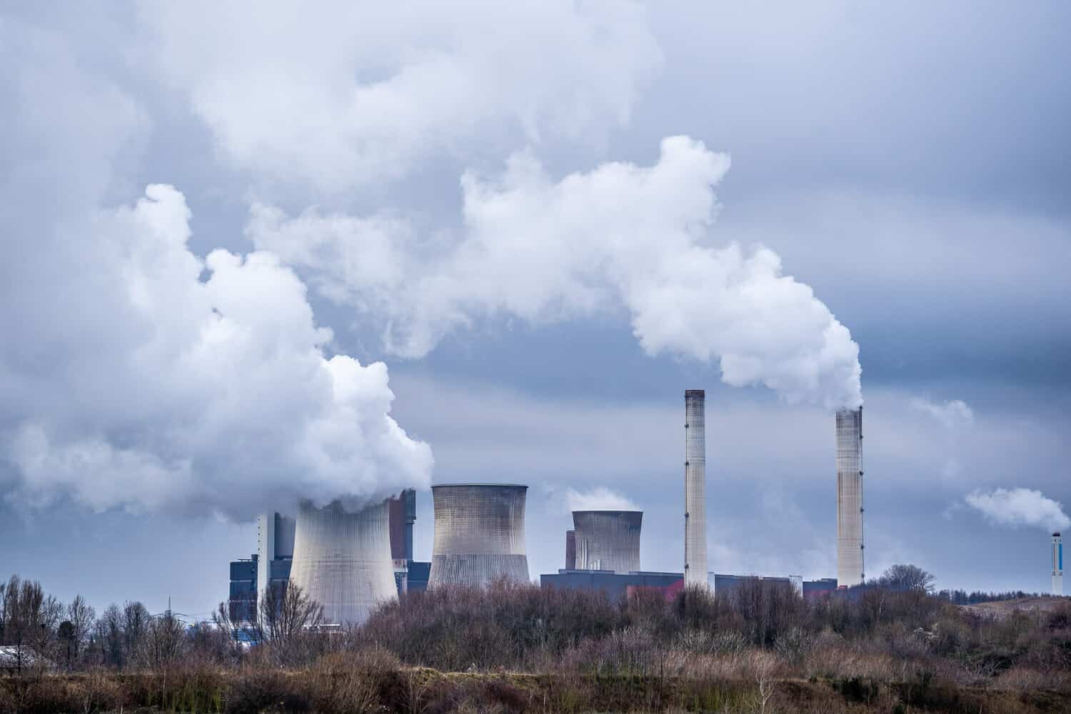 colpo grandangolare di fumo bianco che esce dalle centrali nucleari