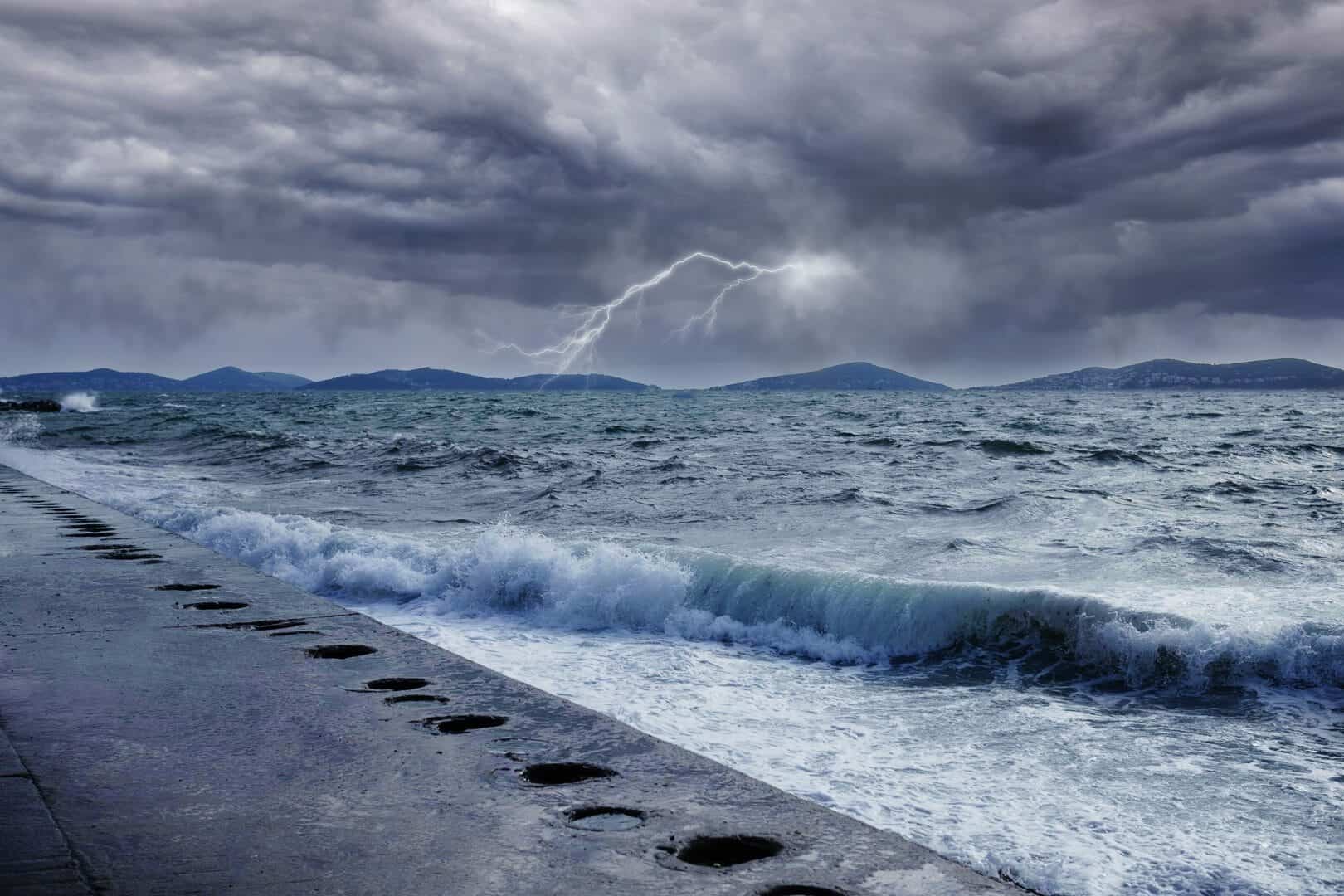 La tempesta tropicale Ophelia si sposta nell’entroterra della Carolina del Nord diffondendo vento e pioggia a nord