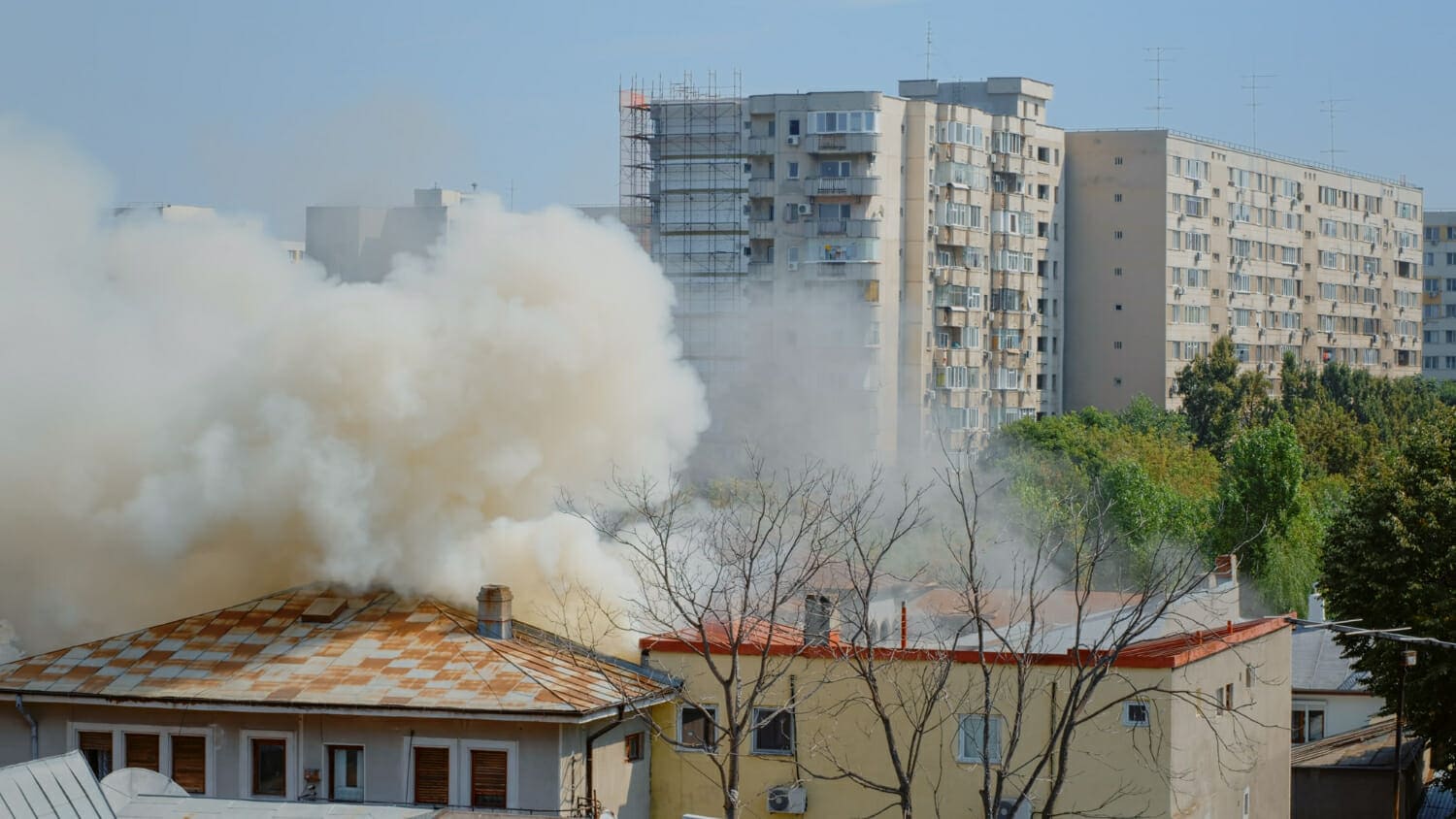 fiamme che escono dalla casa in fiamme nel quartiere