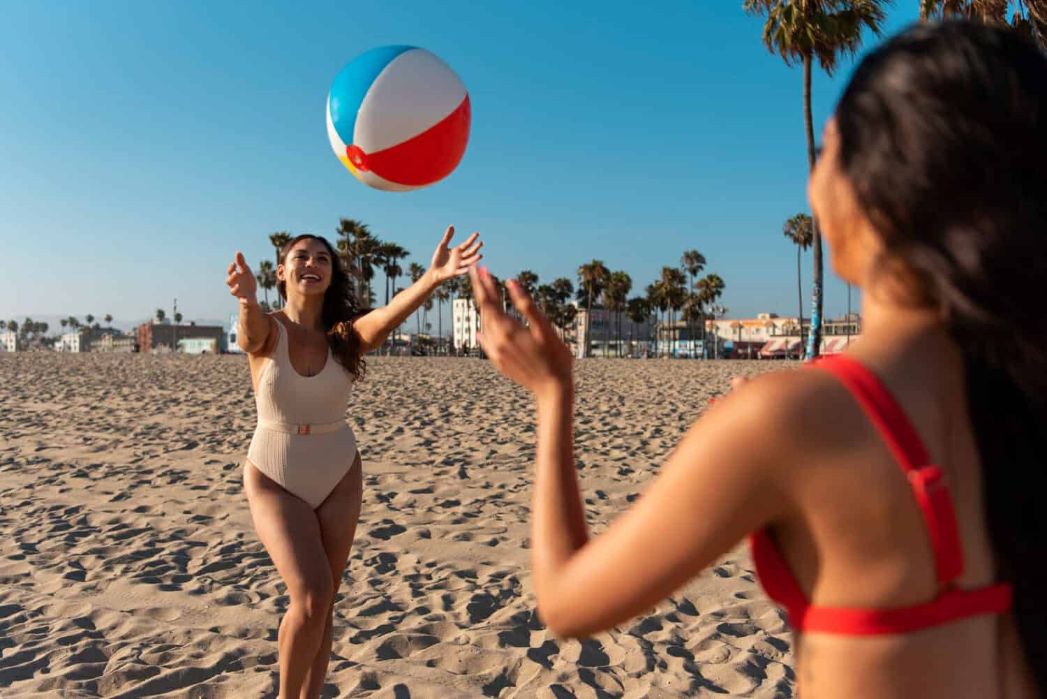 giovani donne che si divertono in spiaggia
