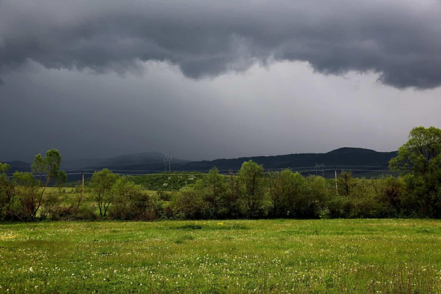 il cielo scuro durante un forte temporale