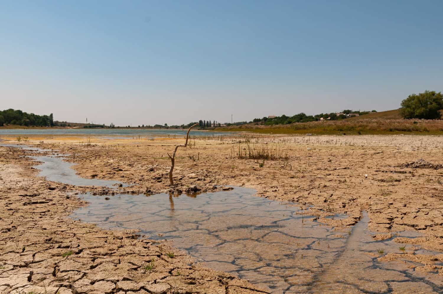 il fondo del lago si prosciuga a causa della siccita