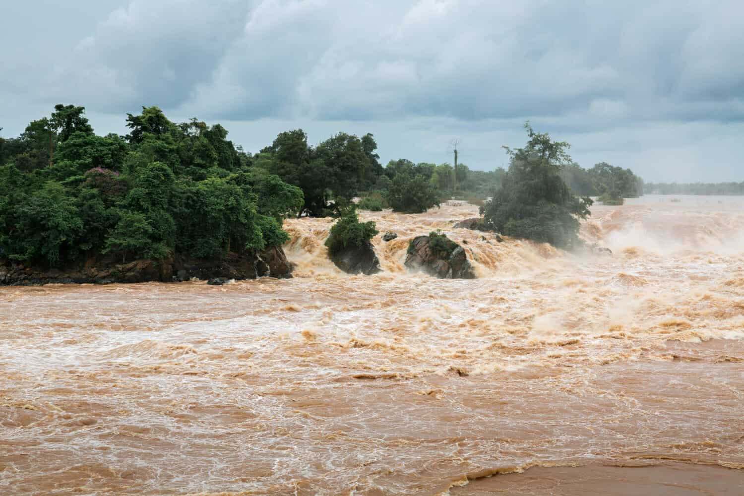 inondazione dell acqua sul fiume