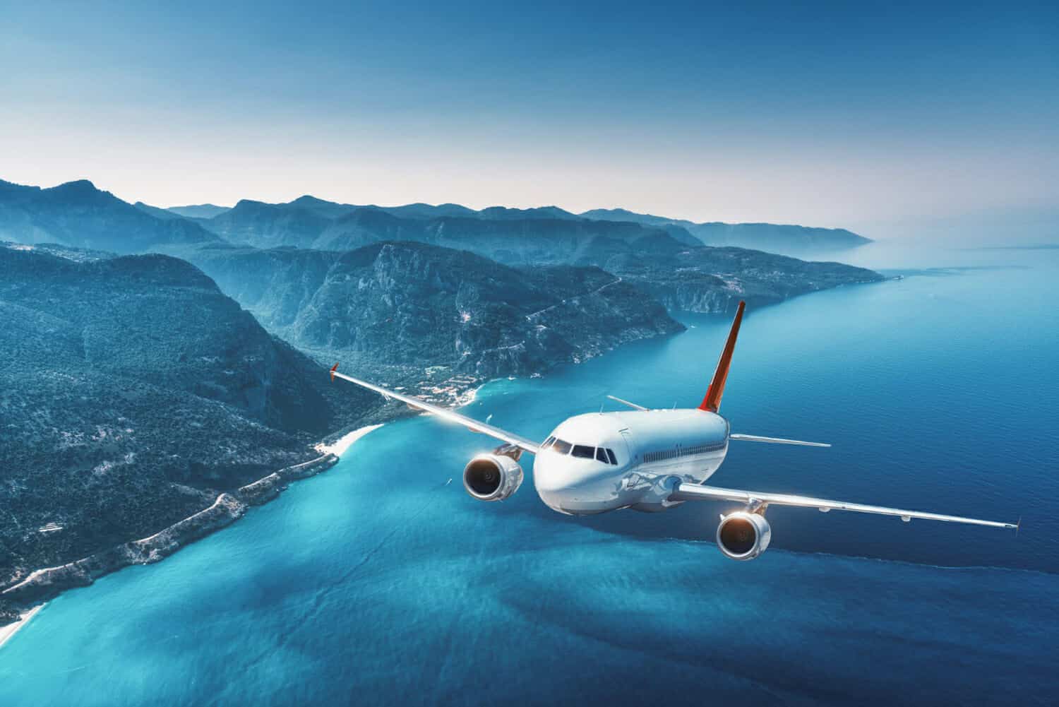 l aereo sta volando sopra le isole e il mare all alba in estate paesaggio con aereo passeggeri bianco