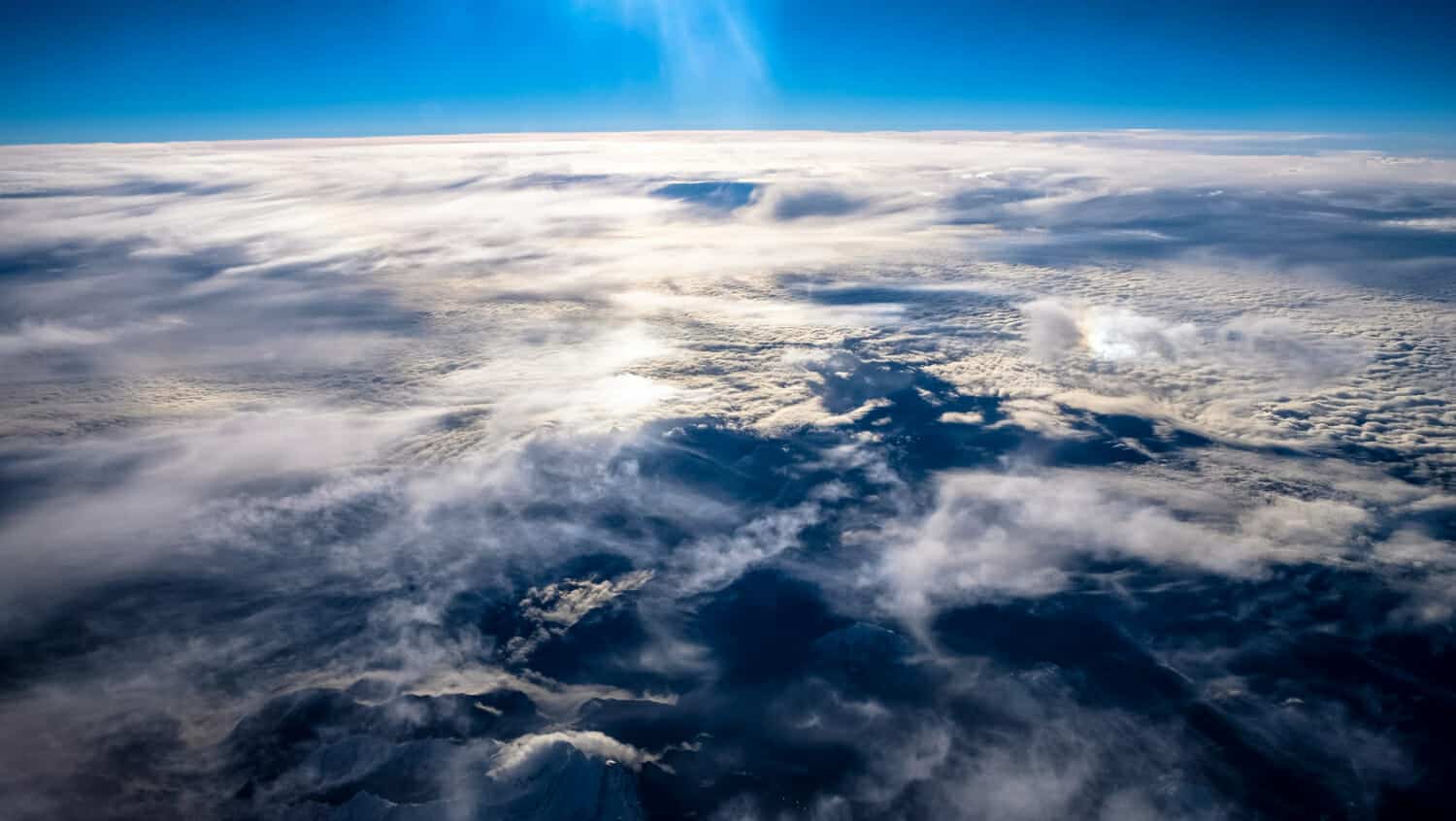 la bella vista delle nuvole e della montagna sotto un chiaro cielo ha sparato da un aeroplano