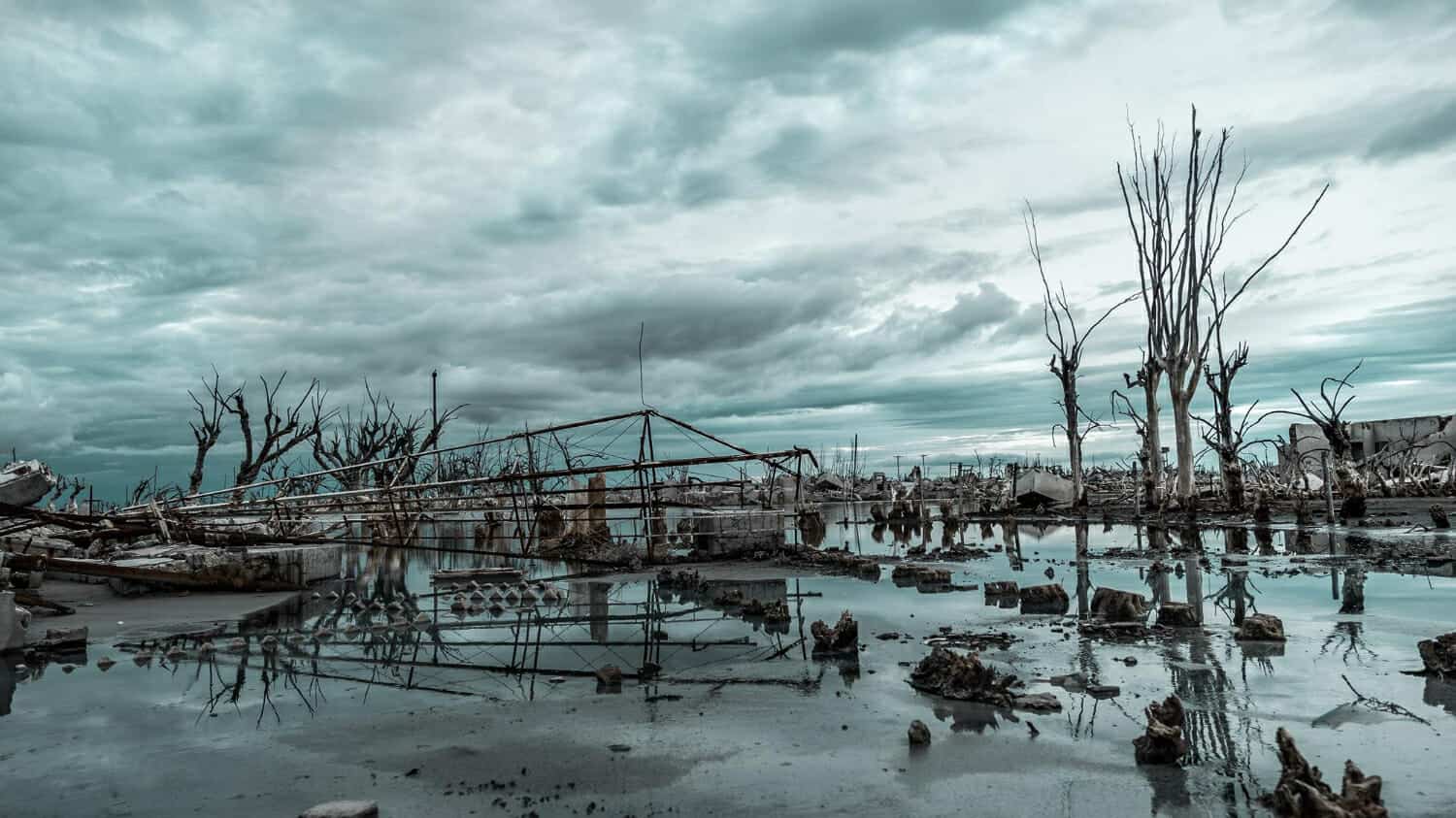paesaggio di rovine di edifici e alberi spogli nell acqua sotto un cielo nuvoloso in una giornata uggiosa