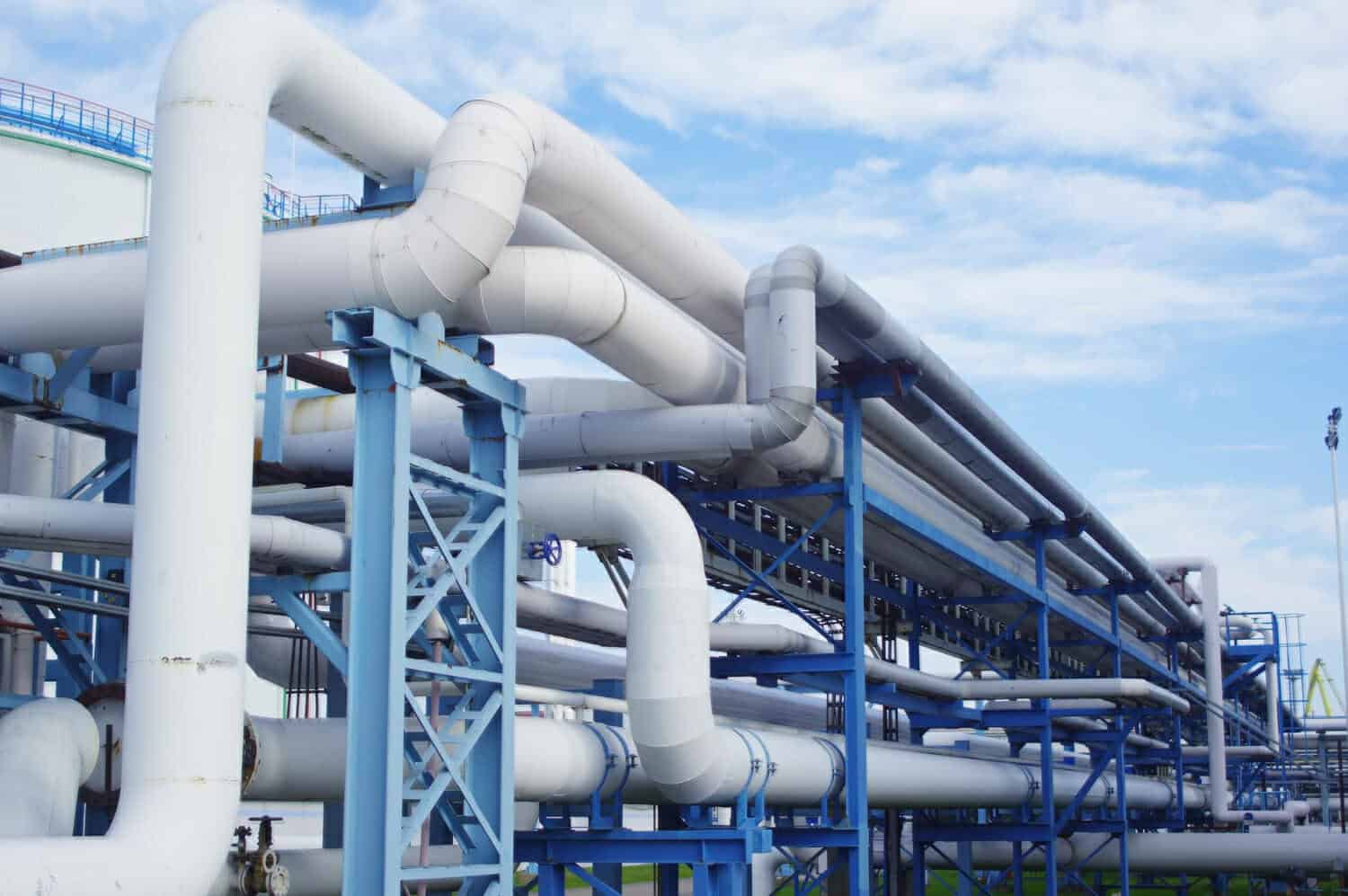 primo piano delle condutture industriali intorno a un fattore in una giornata di sole