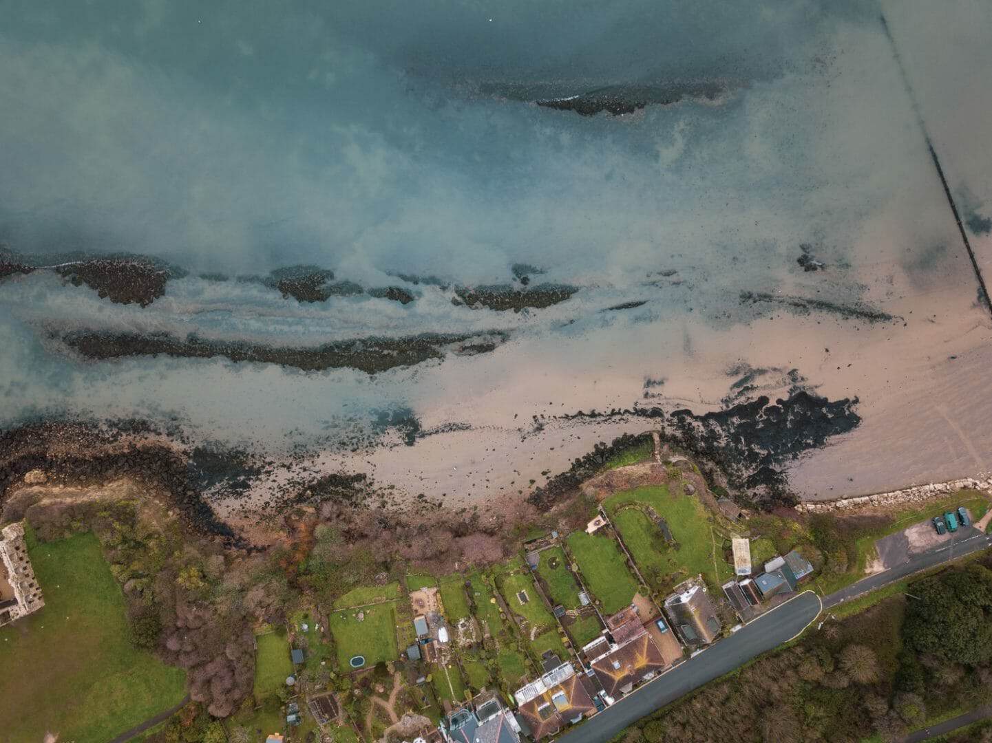 ripresa aerea dell area della spiaggia di sandsfoot weymouth dorset scattata con un drone