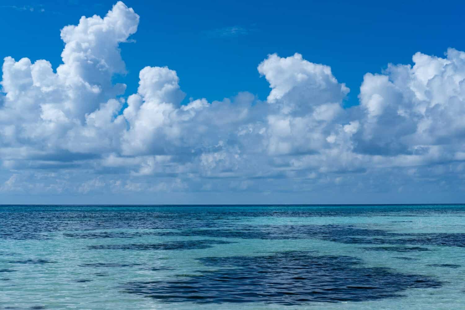 splendide viste sull oceano blu delle maldive