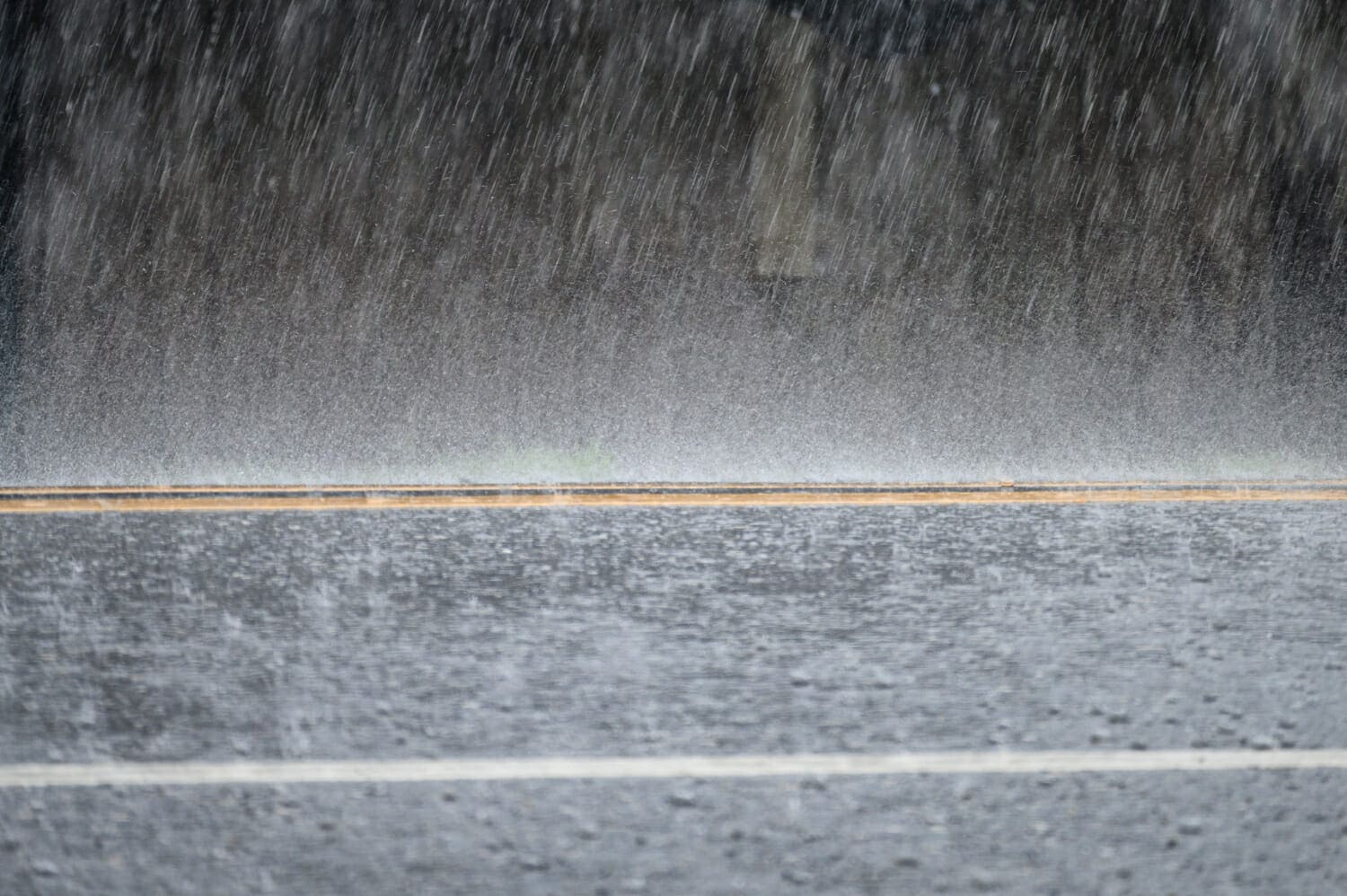 tempesta di pioggia sulla strada asfaltata