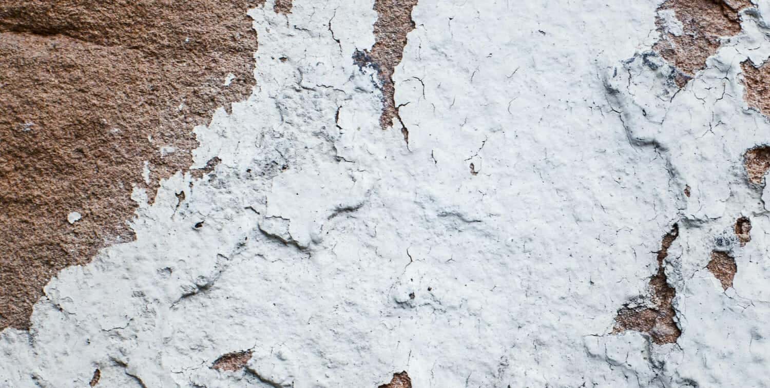un istantanea accattivante di un vecchio muro di cemento strutturato
