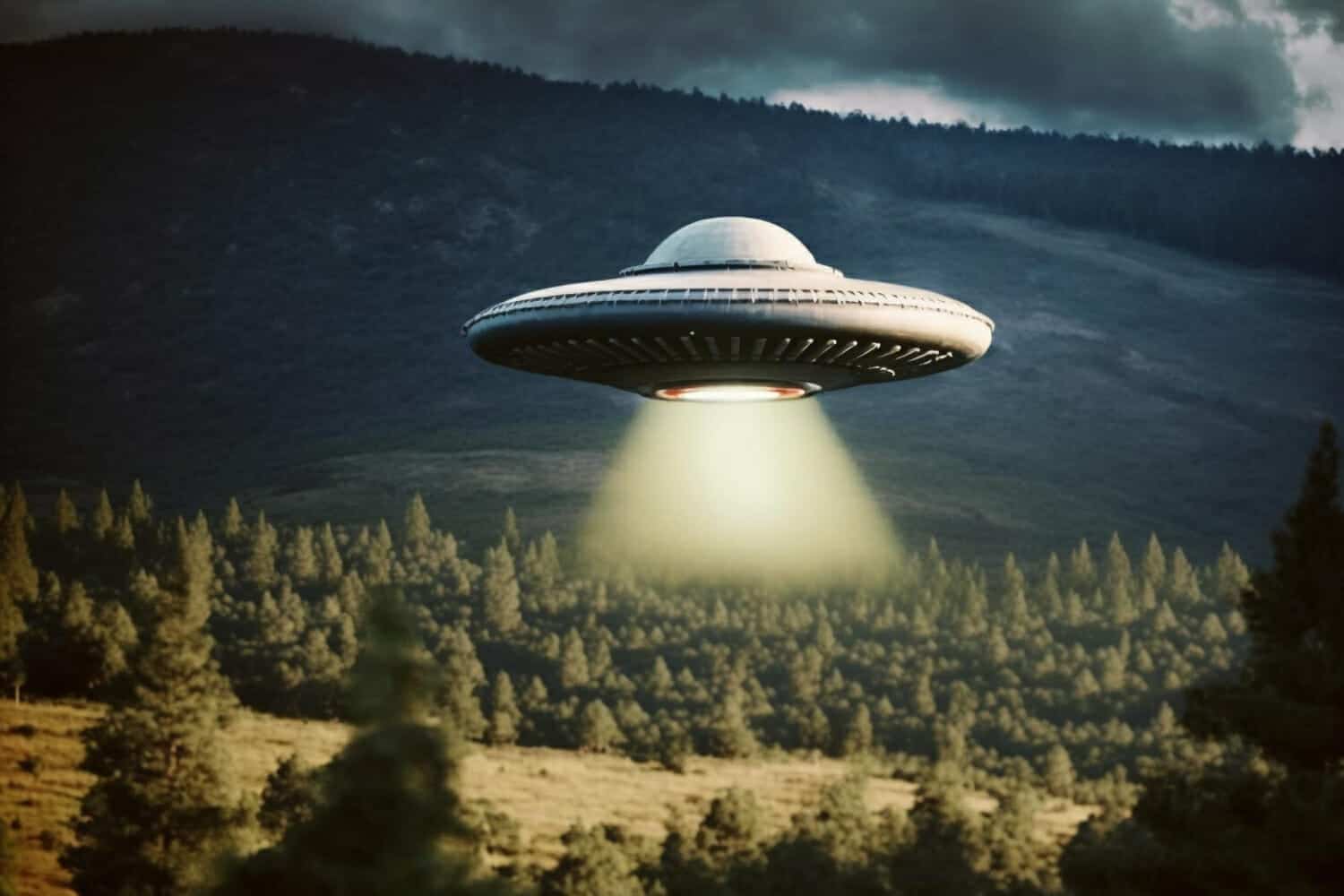 un ufo che sorvola una foresta con una montagna sullo sfondo