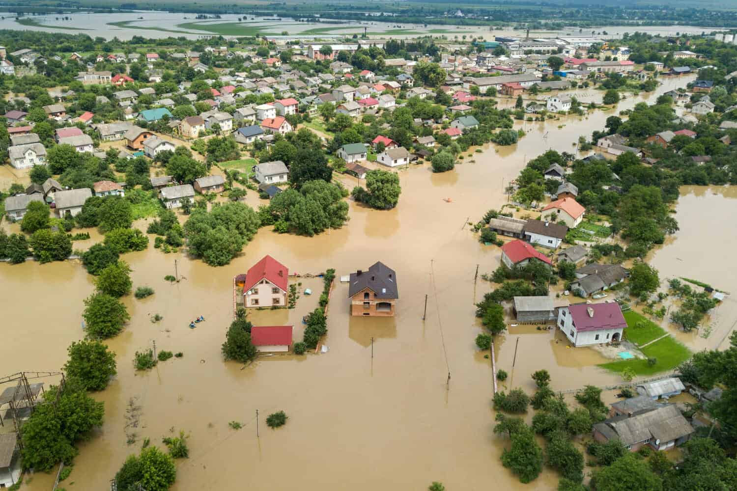 vista aerea di case allagate con acqua sporca del fiume dnister nella citta di halych ucraina occidentale